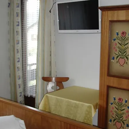 Gaestehaus Loithaler B&B *